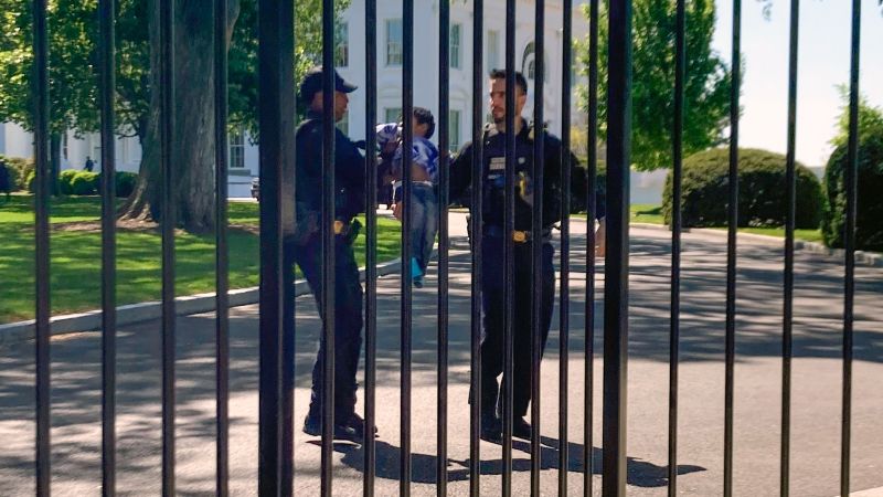 Toddler crawls through White House fence, prompts Secret Service response at george magazine