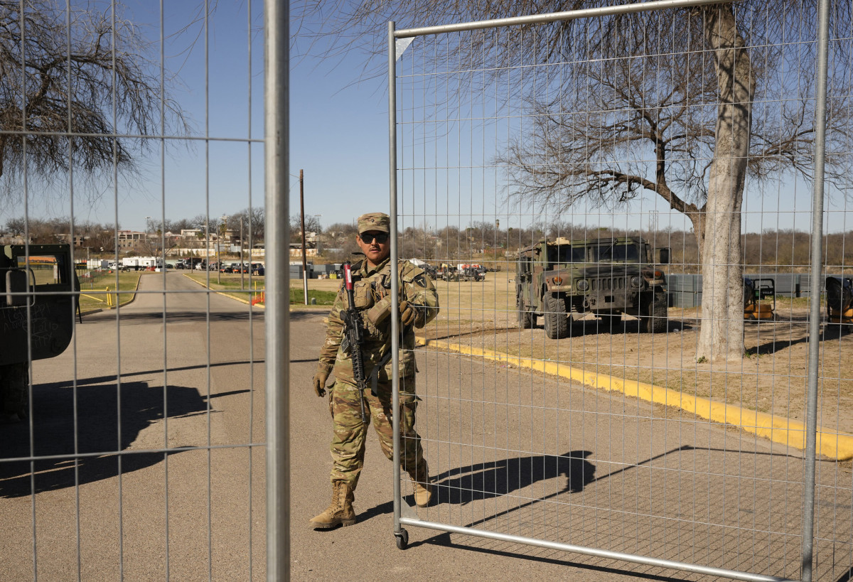 Border crisis: Abbott hits 100 days since locking out feds in Eagle Pass  at george magazine