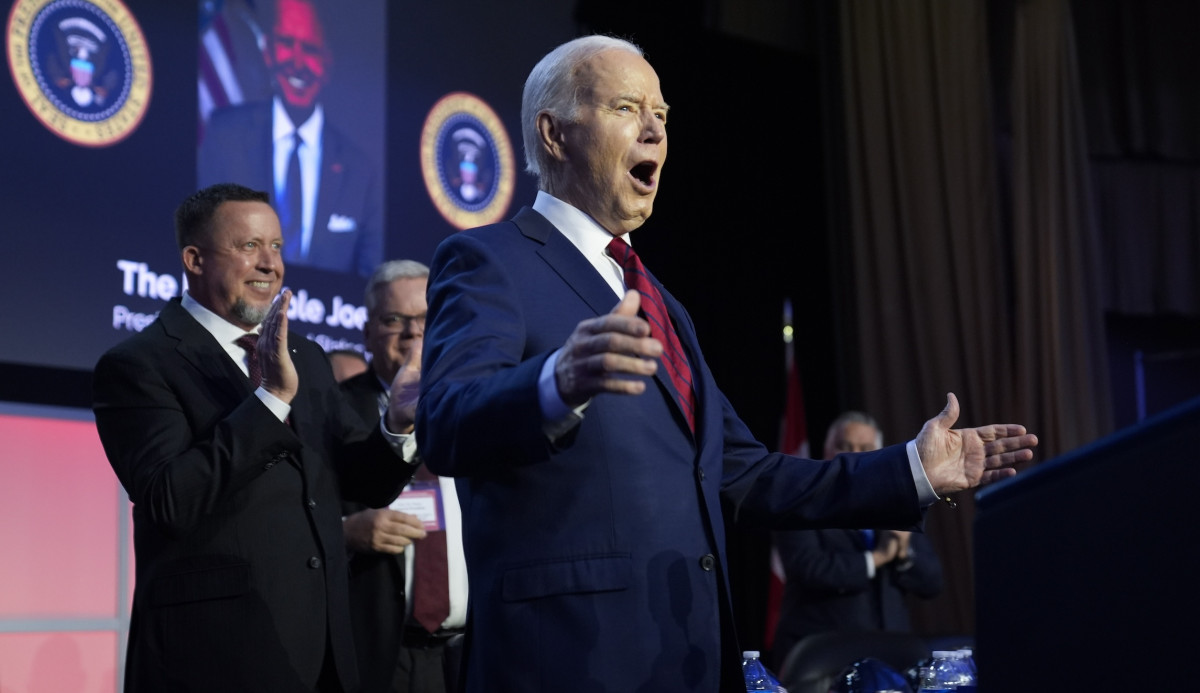 Biden bungles stage direction and reads ‘pause’ off teleprompter before crowd chants ‘four more years’  at george magazine