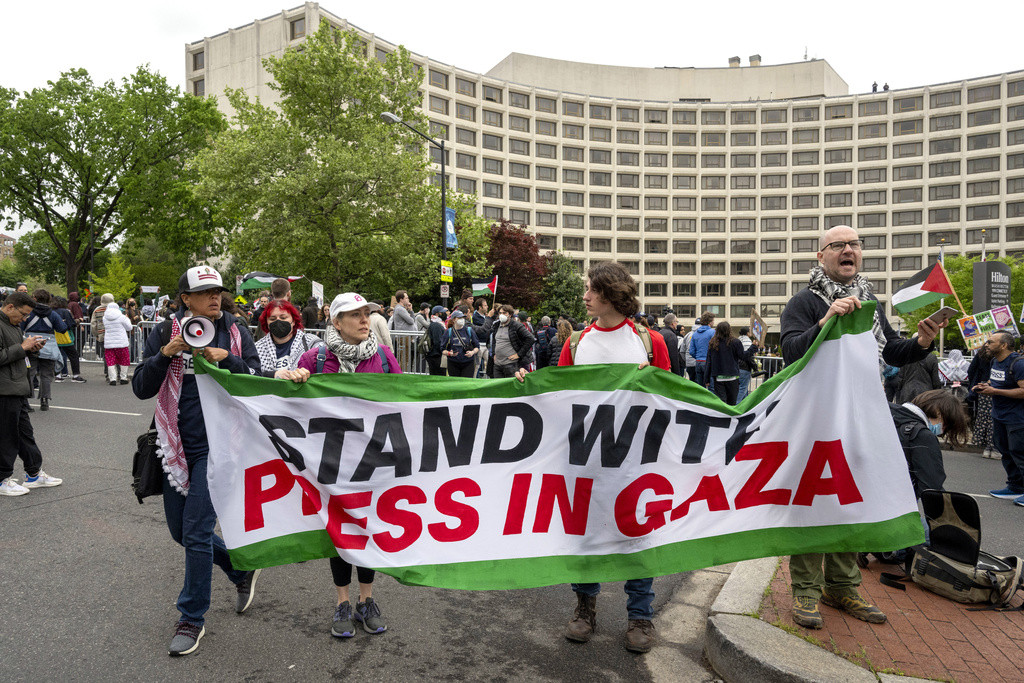 Pro-Palestinian protesters heckle White House Correspondents’ Dinner attendees: ‘Shame on you’  at george magazine