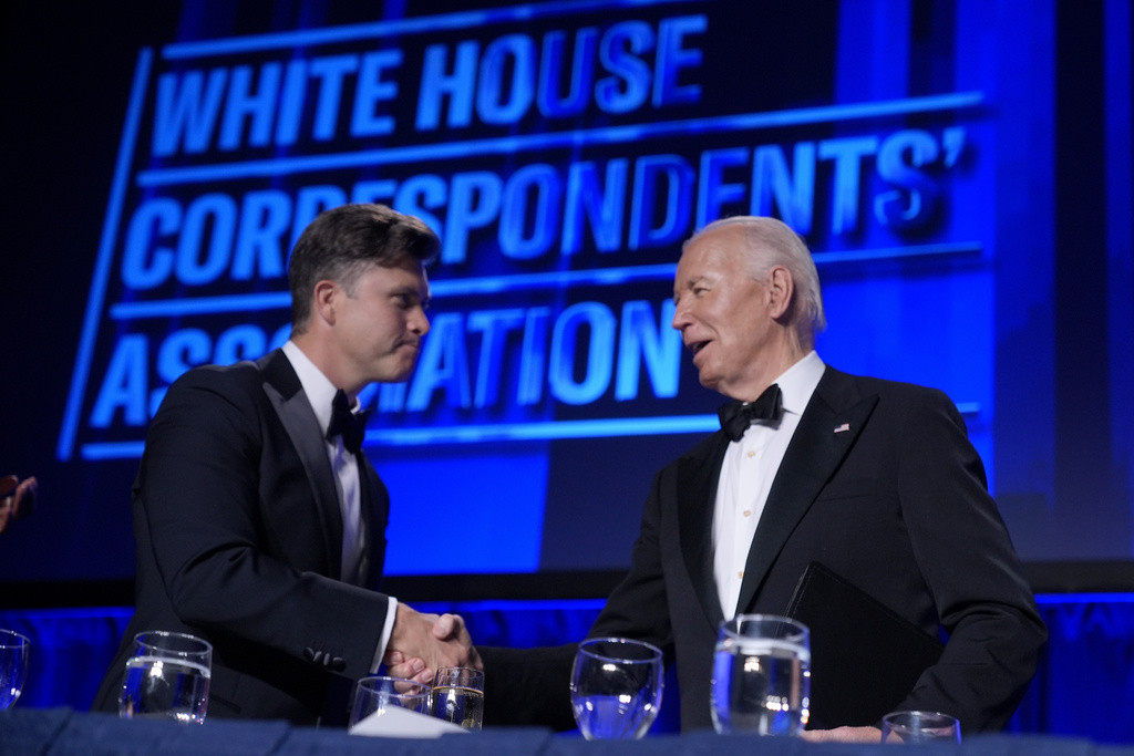 Colin Jost roasts Biden and Trump at White House Correspondents’ Dinner  at george magazine