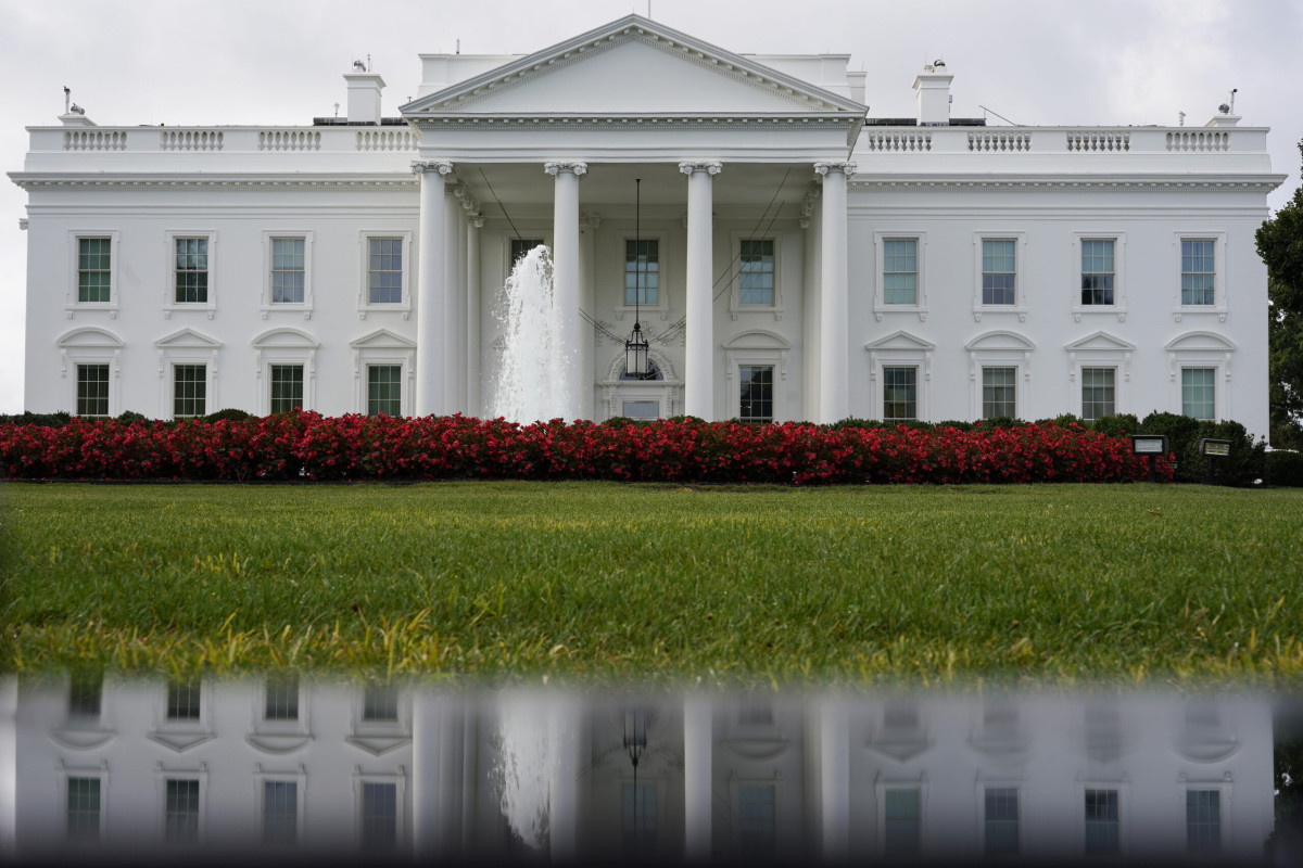 Driver dies following collision into White House perimeter gate  at george magazine