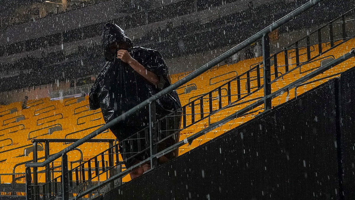 Steelers, Cowboys fans receive dire warning from stadium officials as thunderstorms delay kickoff  at george magazine