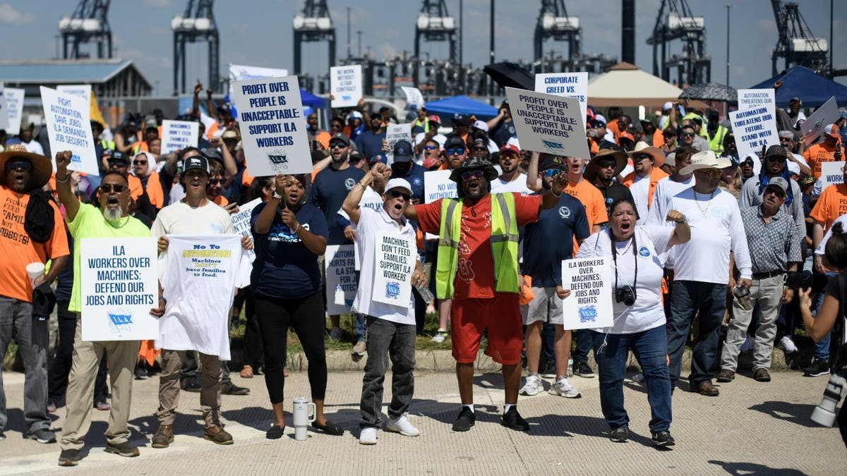 Biden will 'wreck' US economy by failing to intervene in dockworkers' port strike, GOP leader warns  at george magazine