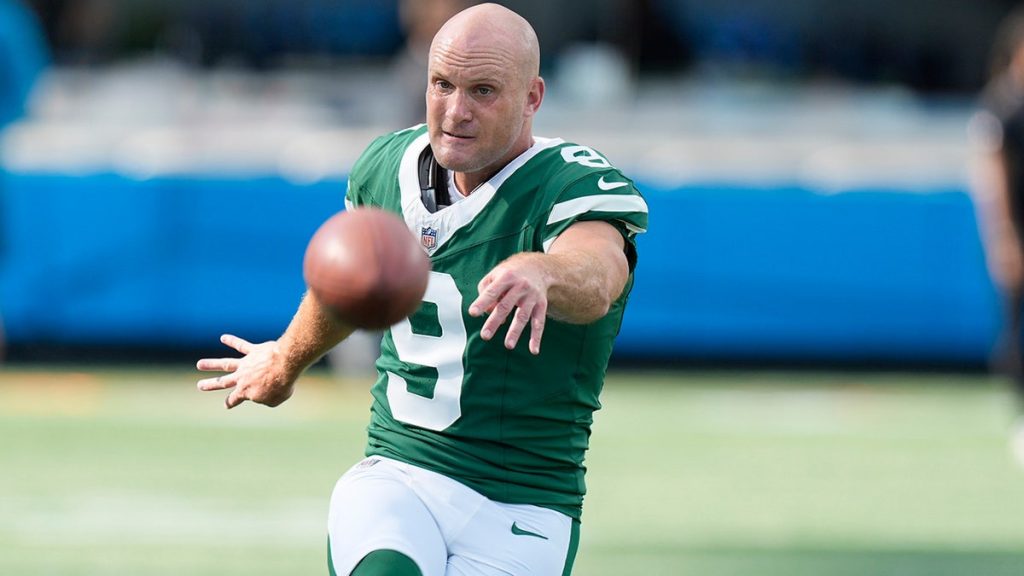 Jets kicker’s pre-game warmups interrupted by Vikings cheerleaders in hilarious scene