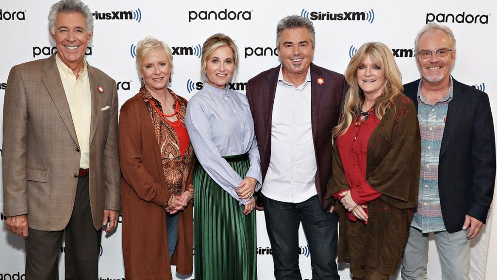 ‘Brady Bunch’ actors admit to co-star hookups, first kisses, fake weddings