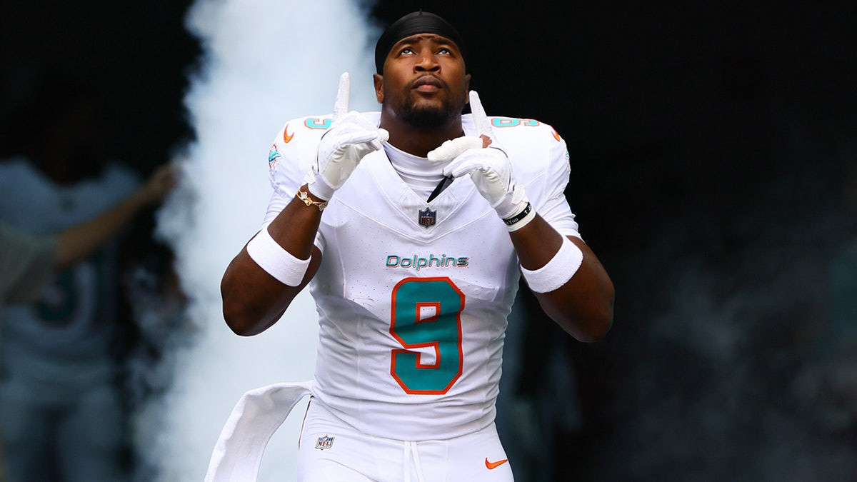 Dolphins' Jonnu Smith says teammate Calais Campbell is 'like the LeBron James of the NFL'  at george magazine