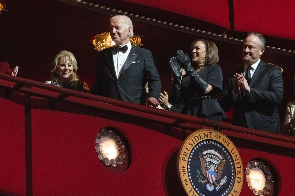 The Bidens ignore Harris and her husband at Kennedy Center Honors event