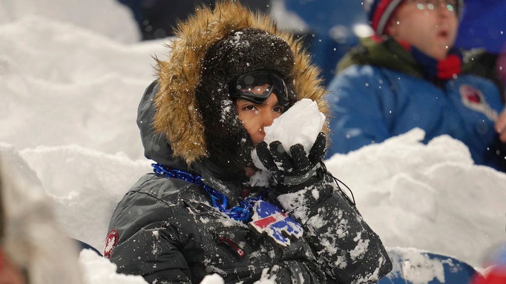 NFL fans help clear snow from Bills’ stadium ahead of game vs 49ers: ‘Ready for football’