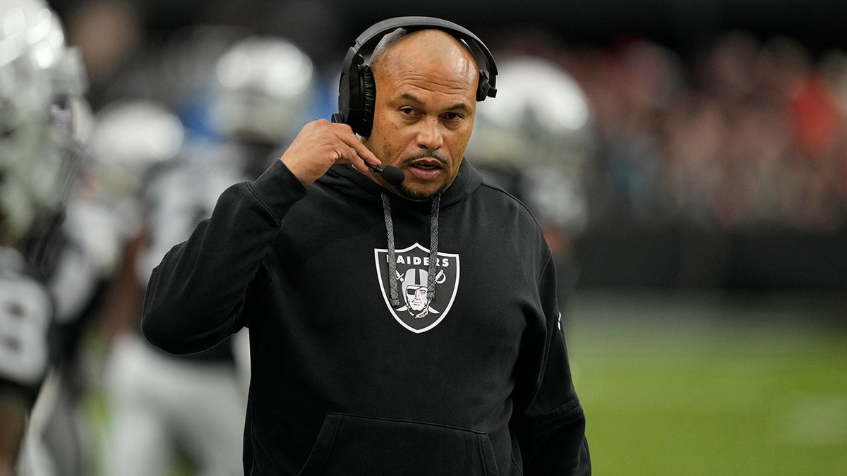 Raiders' Antonio Pierce says team 'heard a whistle' ahead of game-deciding botched snap in loss to Chiefs  at george magazine