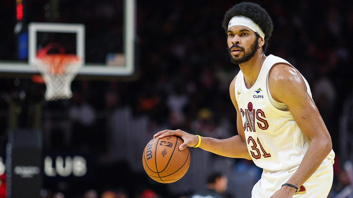 Cavs' Jarrett Allen stuns fans with backward halfcourt shot before game  at george magazine