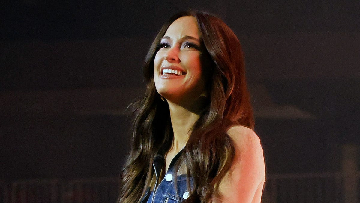 Kacey Musgraves curses at fan who ‘kind of ruined’ concert after grabbing her during Tampa show  at george magazine