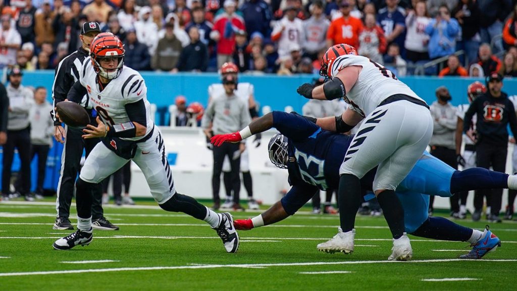 Titans’ T’Vondre Sweat impresses NFL fans with fumble recovery run, stiff arm on Bengals player