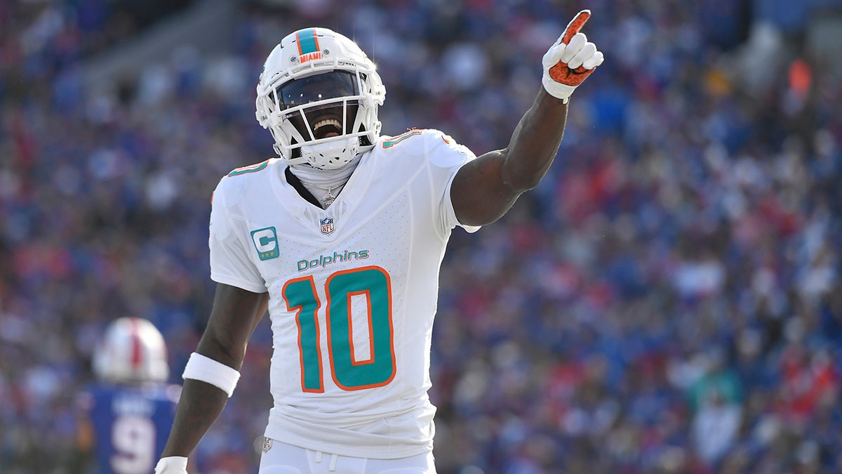 Dolphins’ Tyreek Hill ‘never’ requested a trade in meeting with team brass, GM says  at george magazine