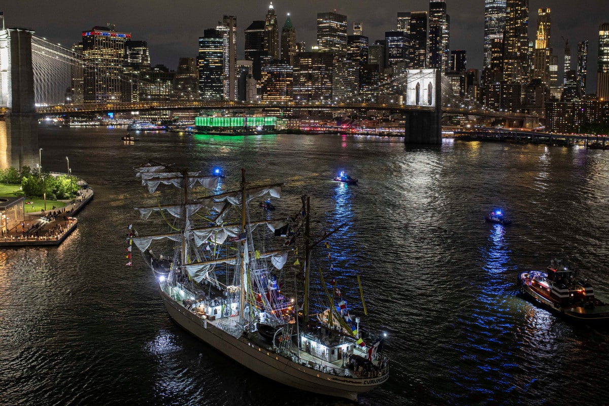 Mexican Navy Sailboat Crashes Into Brooklyn Bridge  at george magazine