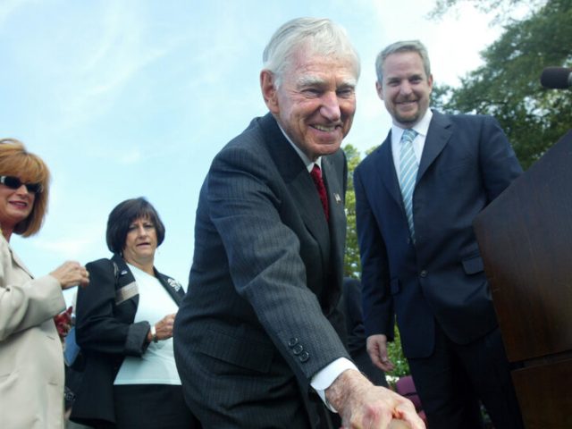 David H. Murdock, a Rags-to-Riches Corporate Raider, Dies at 102