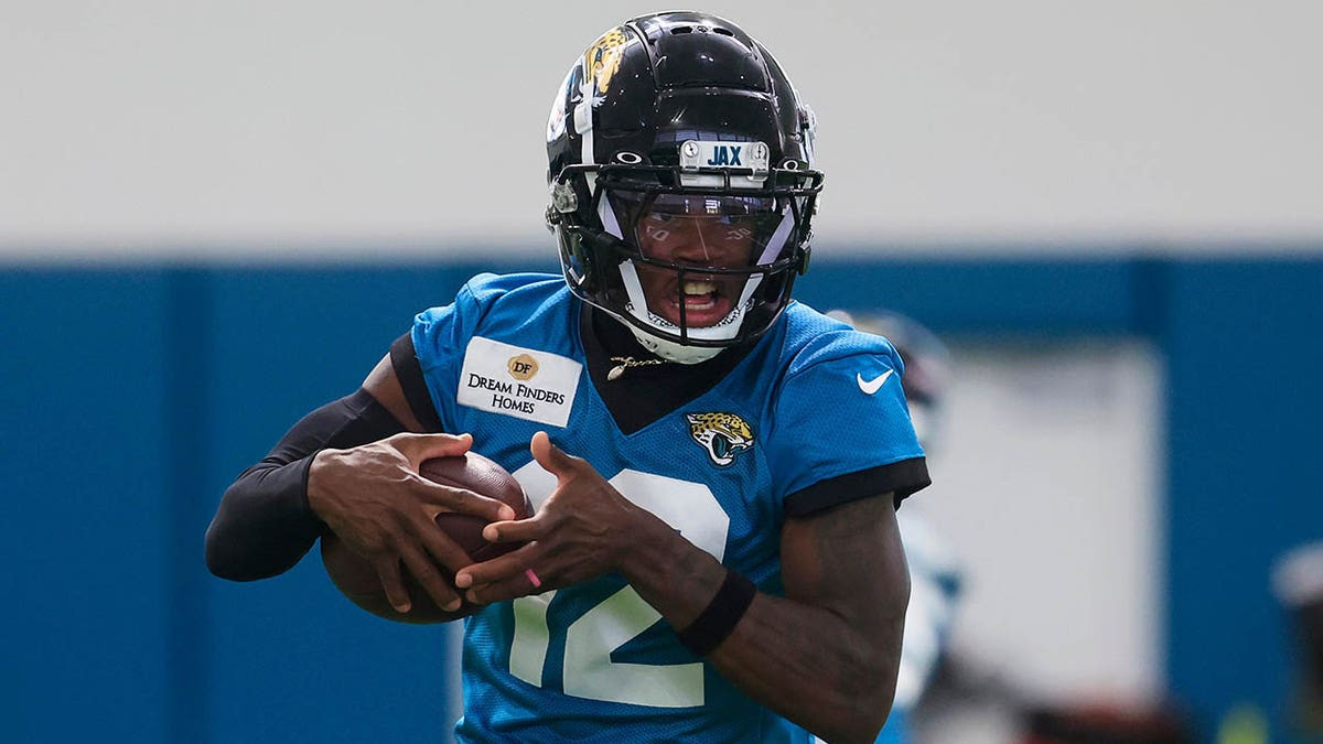 Jaguars should put Travis Hunter to the test as he chases 2-way dreams, Super Bowl champ says  at george magazine
