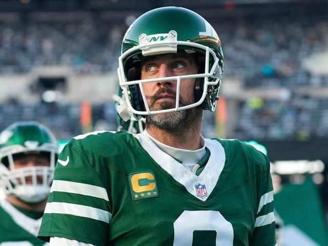 Aaron Rodgers officially signs one-year contract with Steelers worth over $13 million: report