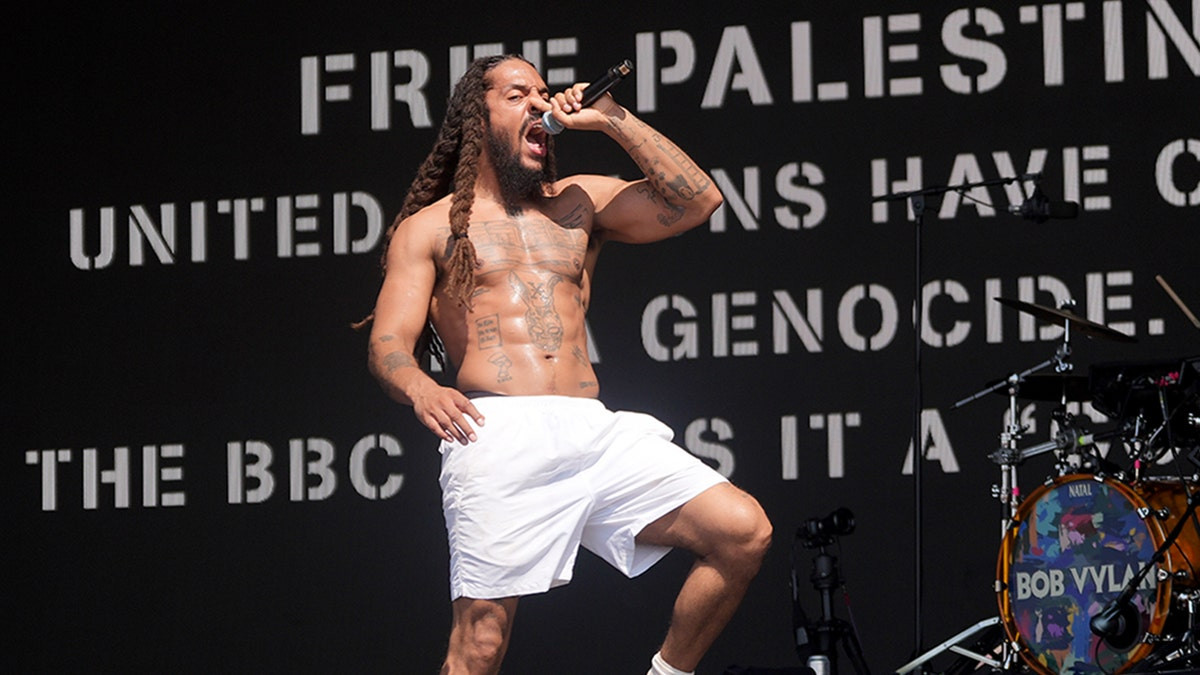 UK punk-rap duo sparks outrage with anti-Israel chants at major music festival  at george magazine