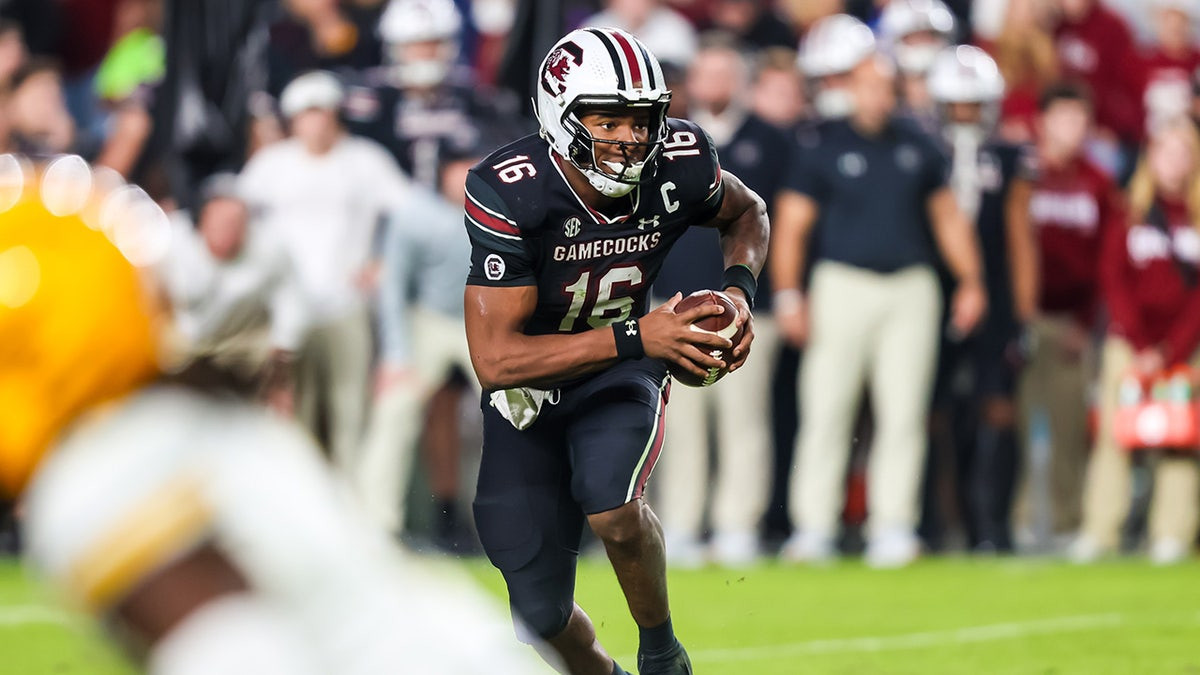 South Carolina's LaNorris Sellers rejected tempting transfer offers, the college football star's father says  at george magazine