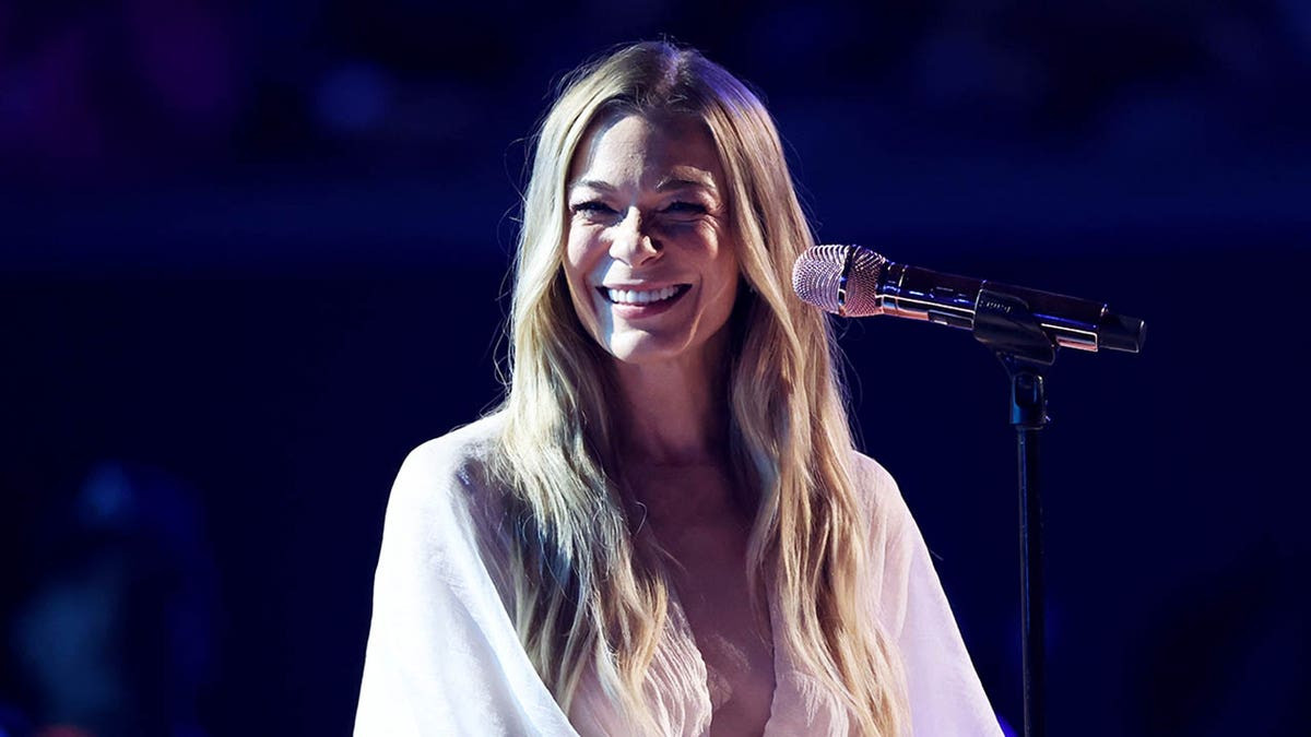 LeAnn Rimes' teeth fall out out mid-concert during performance in Washington  at george magazine