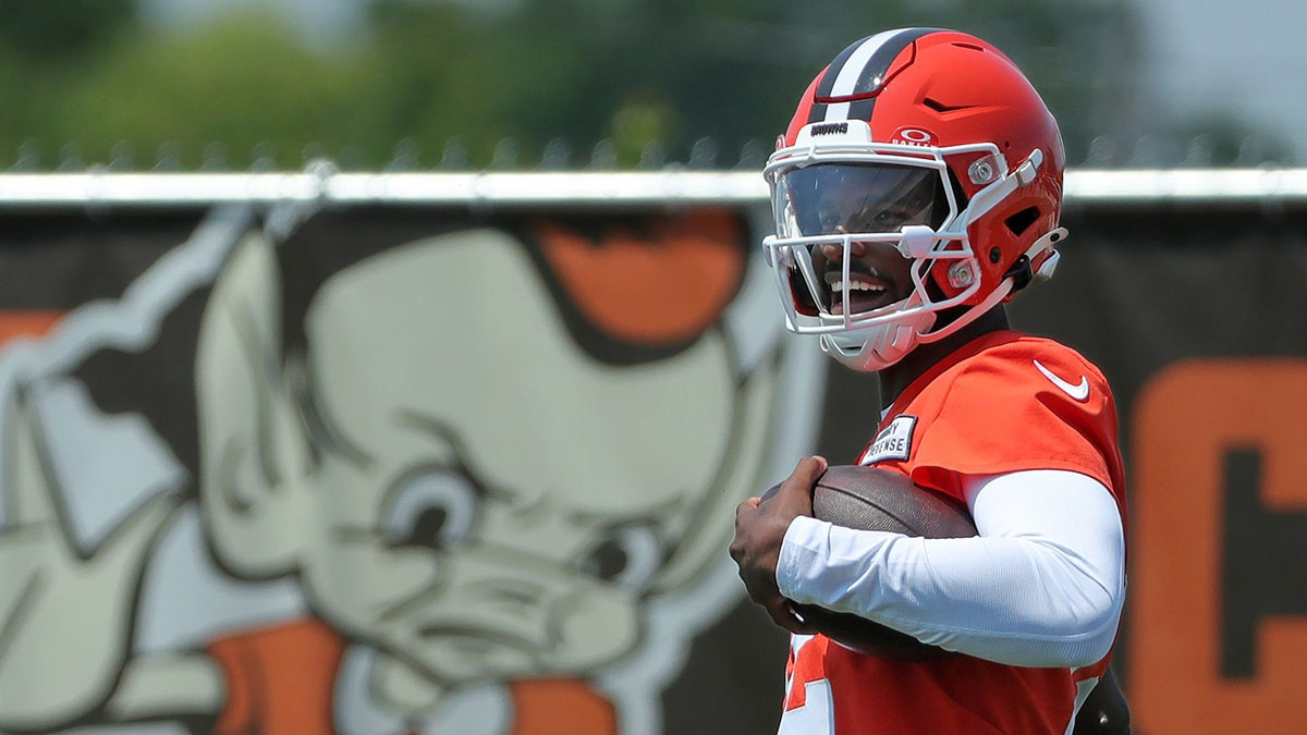 Ex-NFL star throws cold water on Shedeur Sanders' Browns starting QB hopes  at george magazine