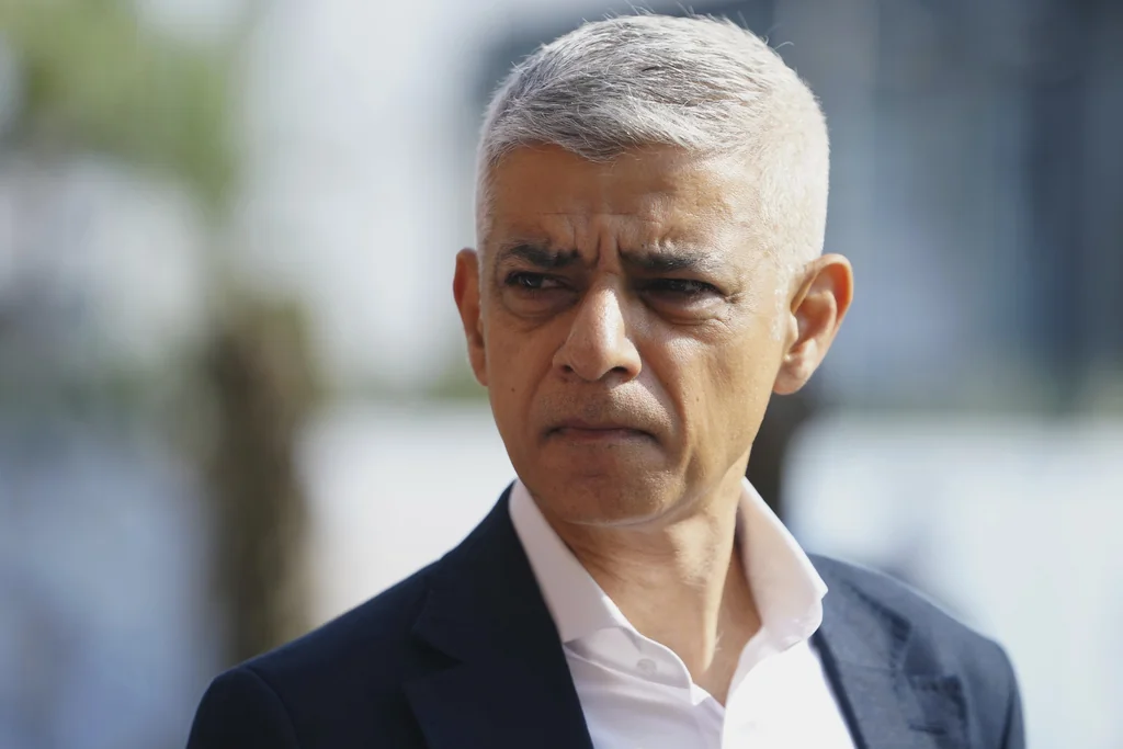 Trump blasts ‘nasty’ London mayor in front of Starmer: ‘He’s done a terrible job’  at george magazine