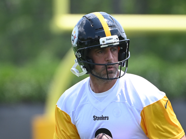 Aaron Rodgers refuses to sign autograph for fan because he didn’t know enough details about a 2005 game