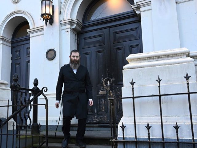 Antisemitic attackers violently target synagogue, Israeli restaurant in Australia