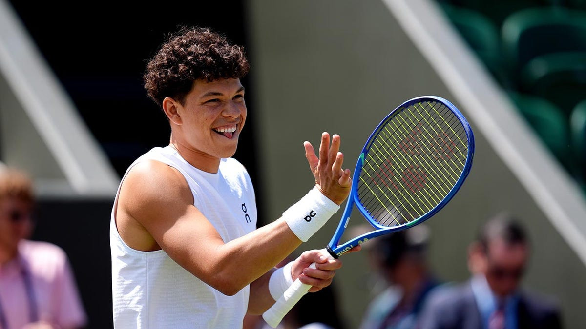 Ben Shelton takes 1 minute to defeat opponent at Wimbledon after match was suspended due to darkness  at george magazine