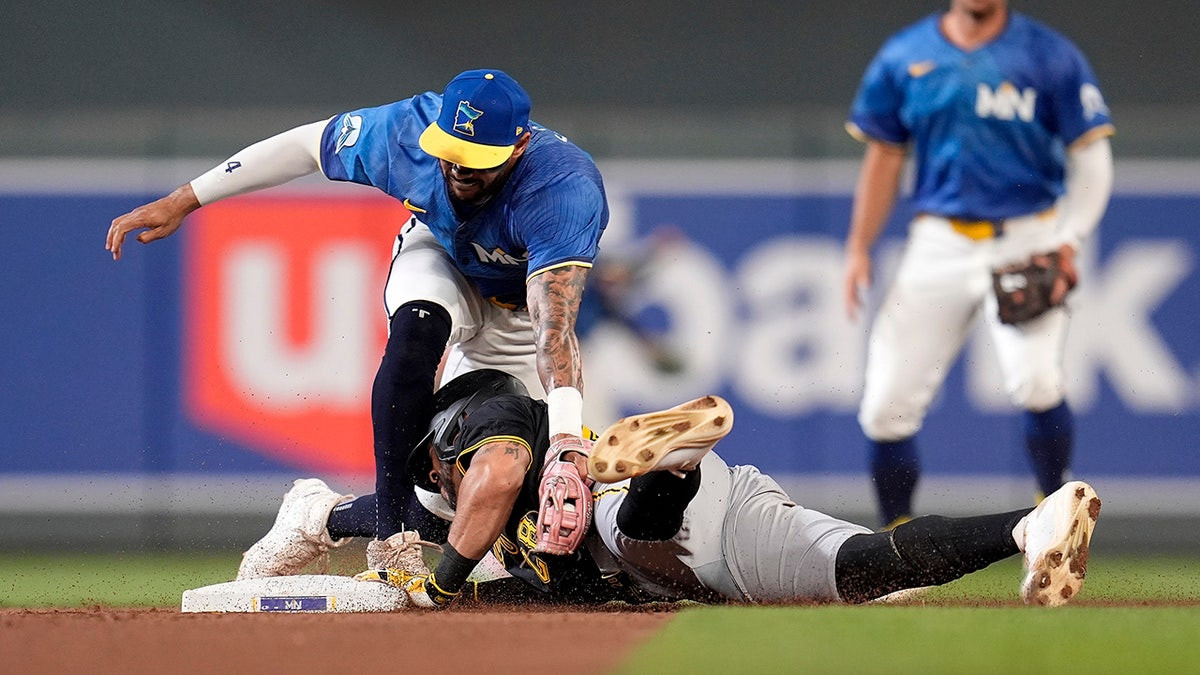 Twins' Carlos Correa leaves game with ankle injury after scary collision  at george magazine