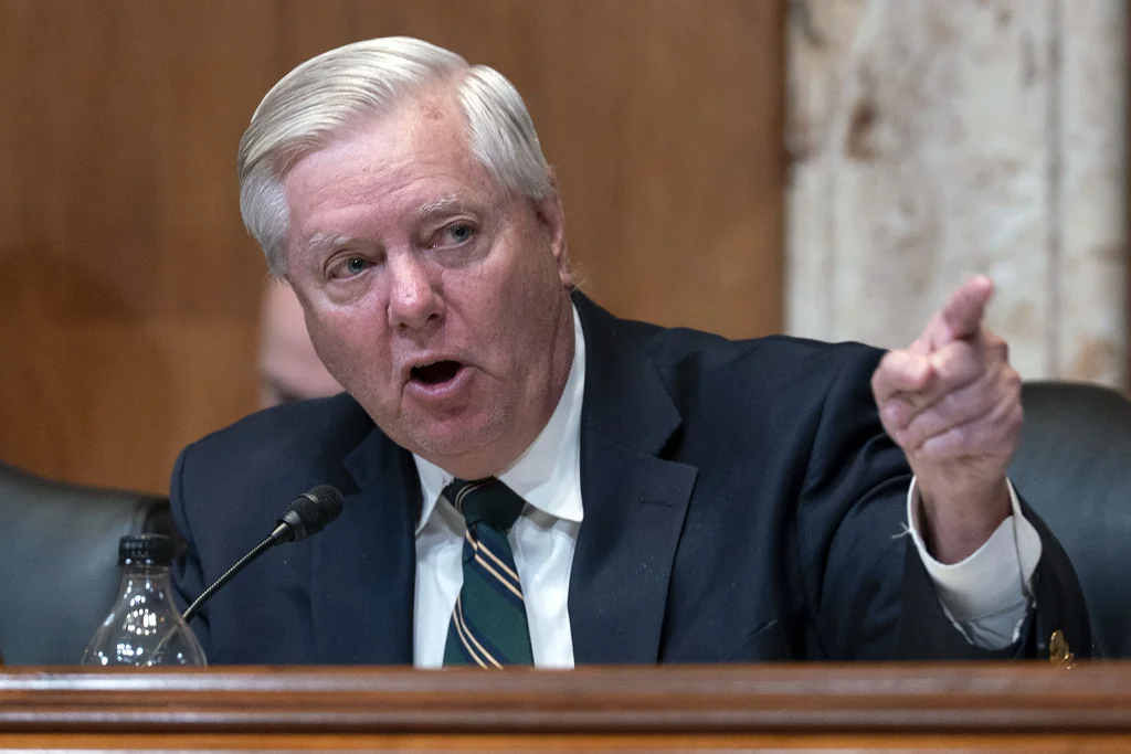 Graham vows ‘record level’ of weapons to Ukraine after Putin tried to ‘play Trump’  at george magazine