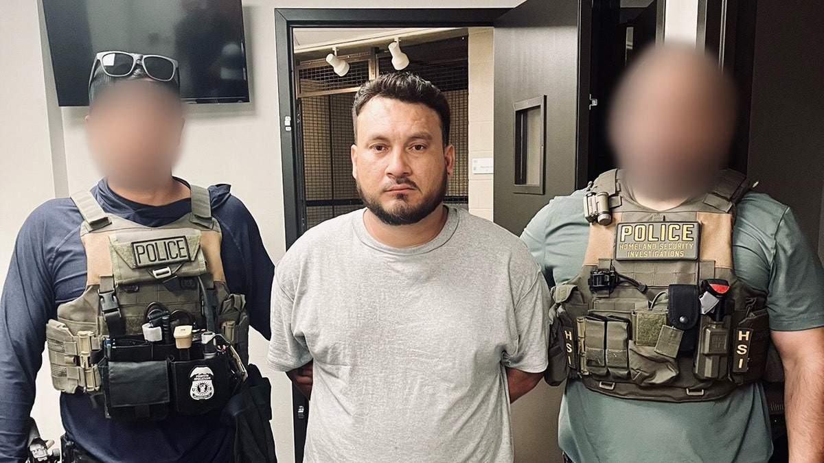 ICE agent dragged for nearly a block by Honduran migrant attempting to escape federal custody: authorities  at george magazine