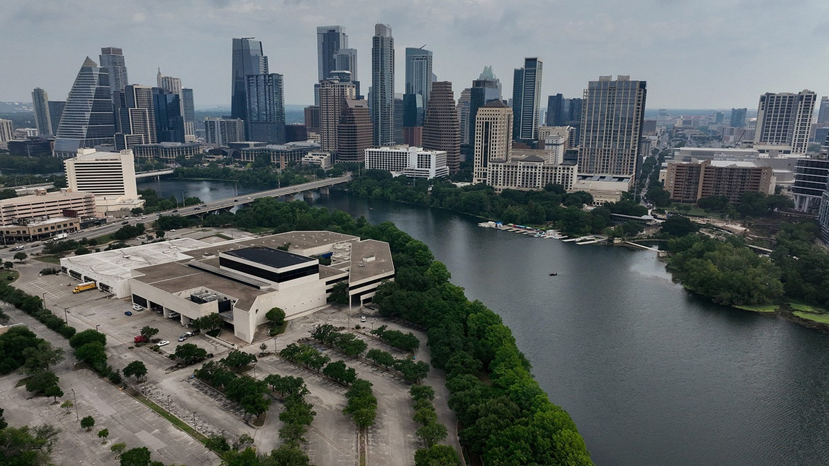Serial killer fears grip Texas community after dozens of bodies pulled from lake: 'Cannot be ignored'  at george magazine