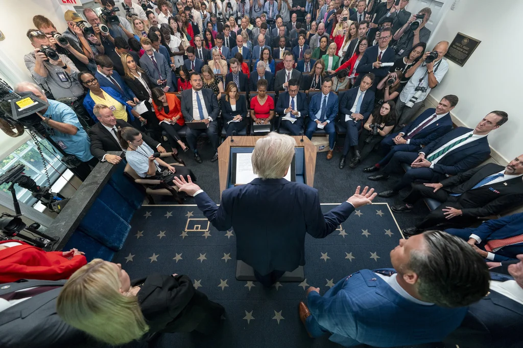 Trump rejects suggestion to build ‘big, beautiful briefing room’ for press  at george magazine