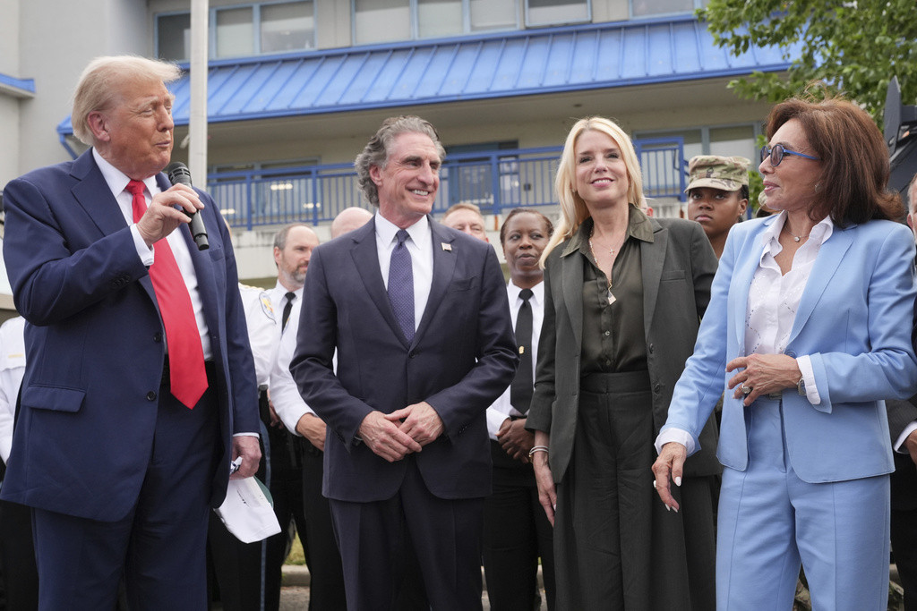 Trump pledges to make Washington ‘great again’ in visit to Anacostia  at george magazine
