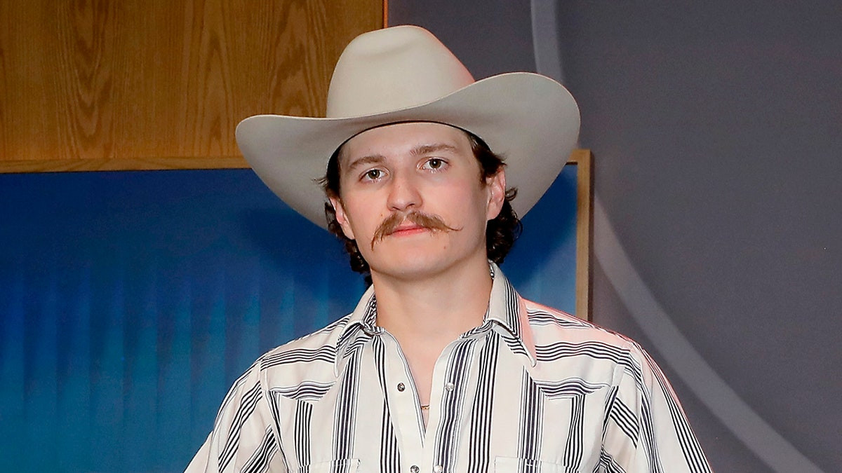 Country singer ends concert early after fans throw beer at stage during Oklahoma performance  at george magazine