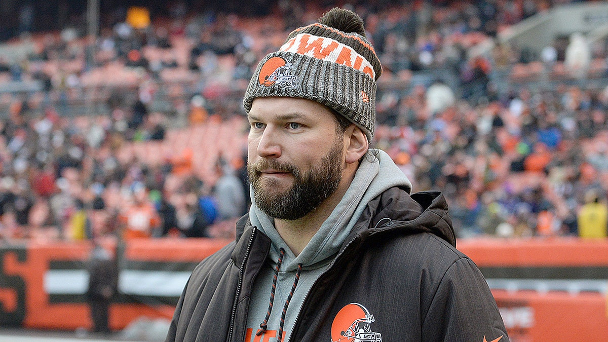 Browns legend Joe Thomas gives ‘Shedeur Sanders cult’ a reality check  at george magazine