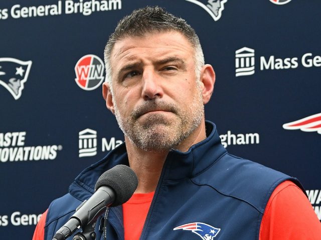 Patriots coach Mike Vrabel clashes with media over Stefon Diggs’ uncertain season opener status