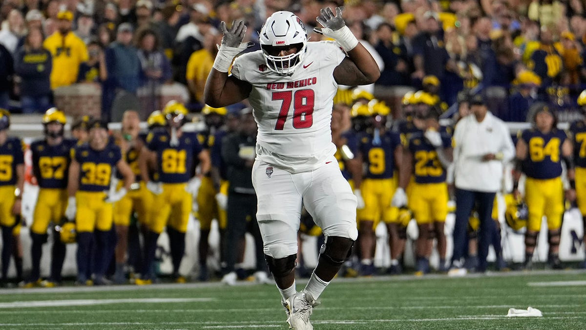 New Mexico lineman flees from Michigan defender after brief skirmish  at george magazine