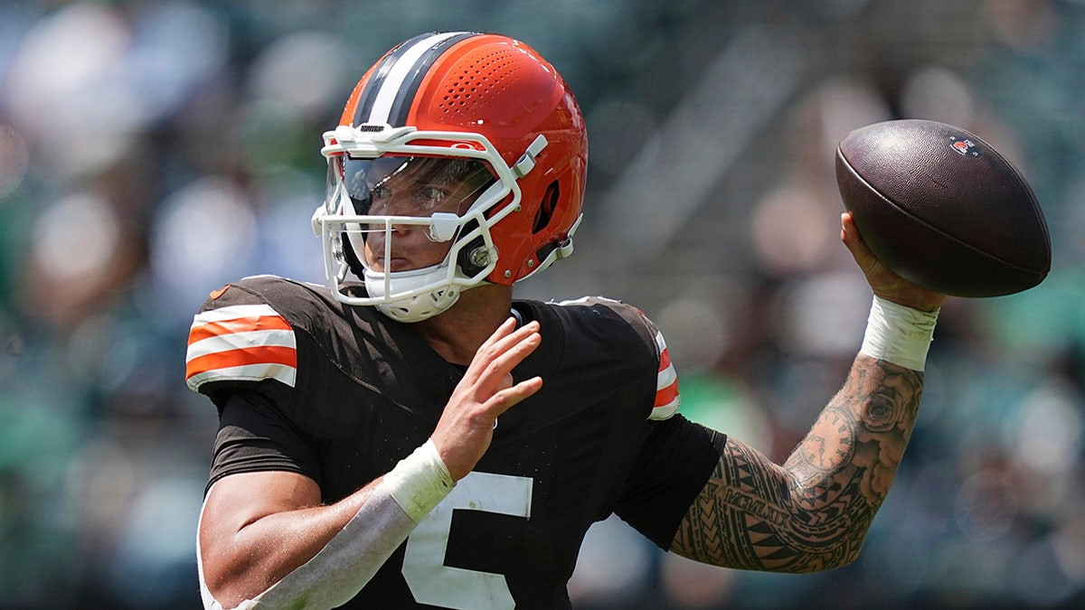 Browns' Shedeur Sanders shrugs off Dillion Gabriel's 'entertainers' comment: 'Nobody's words affect me'  at george magazine