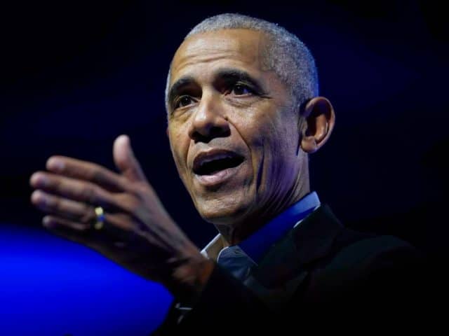 Obama stays in political fray as Democrats look for new leader