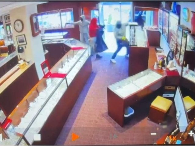 Masked robbers pull off brazen midday heist at Seattle jewelry store in under two minutes