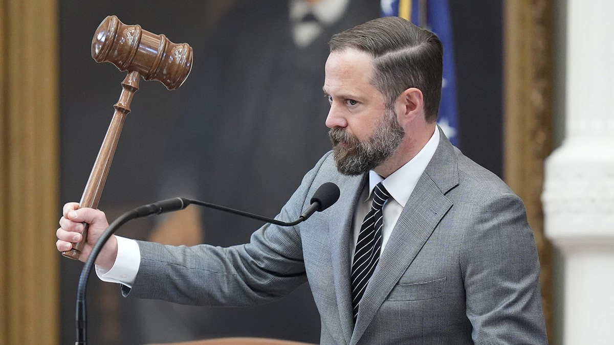 Texas asks Illinois court to enforce arrest warrants for Democratic lawmakers  at george magazine