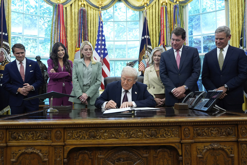 Trump sends federal police to battle crime in Memphis at request of Tennessee Gov. Bill Lee  at george magazine
