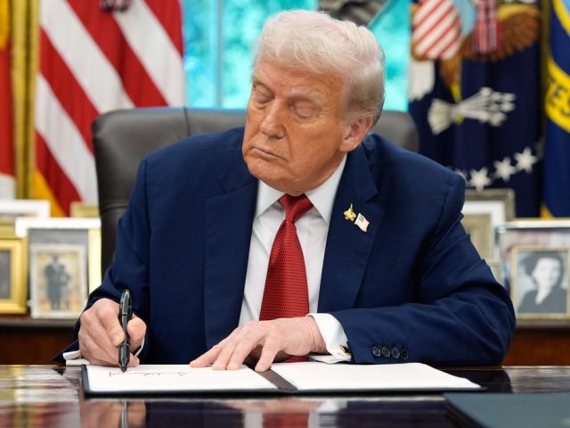 Trump meeting with House and Senate leaders ahead of government shutdown