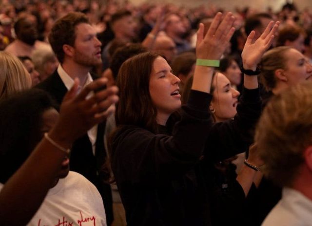 Trump administration officials, lawmakers, and personal friends pay tribute to Charlie Kirk at Kennedy Center vigil