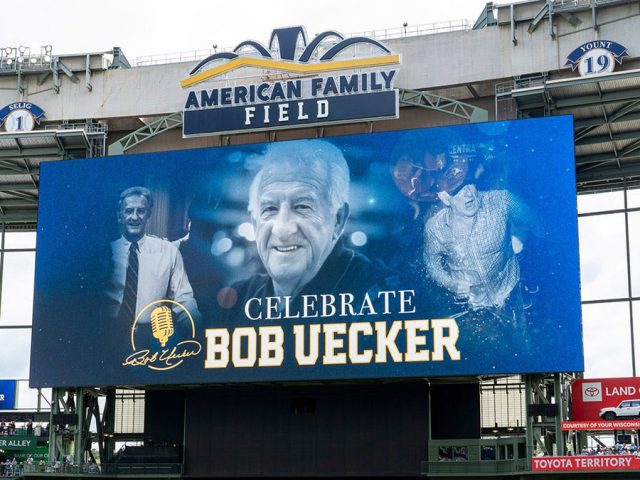 Brewers manager reads touching Bob Uecker letter after team clinches postseason berth