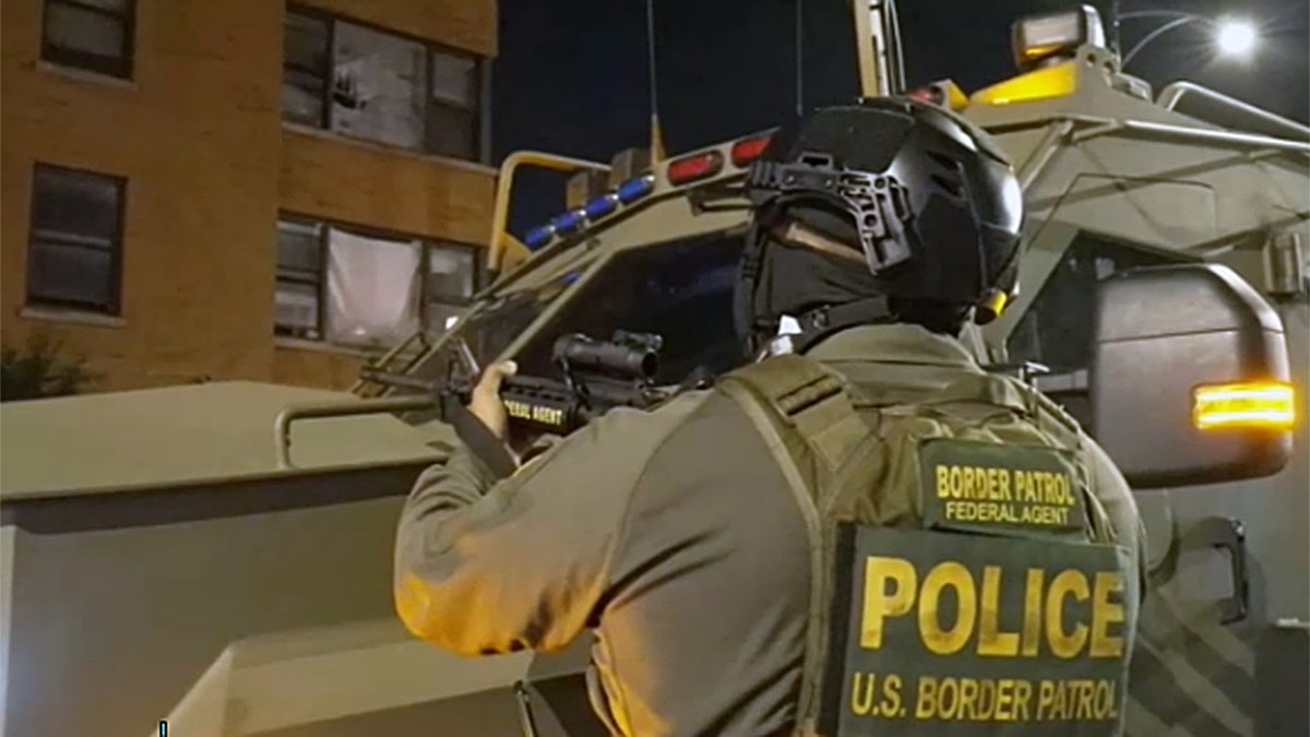 Hundreds of federal agents in Chicago carry out operation targeting suspected Tren de Aragua gang members  at george magazine