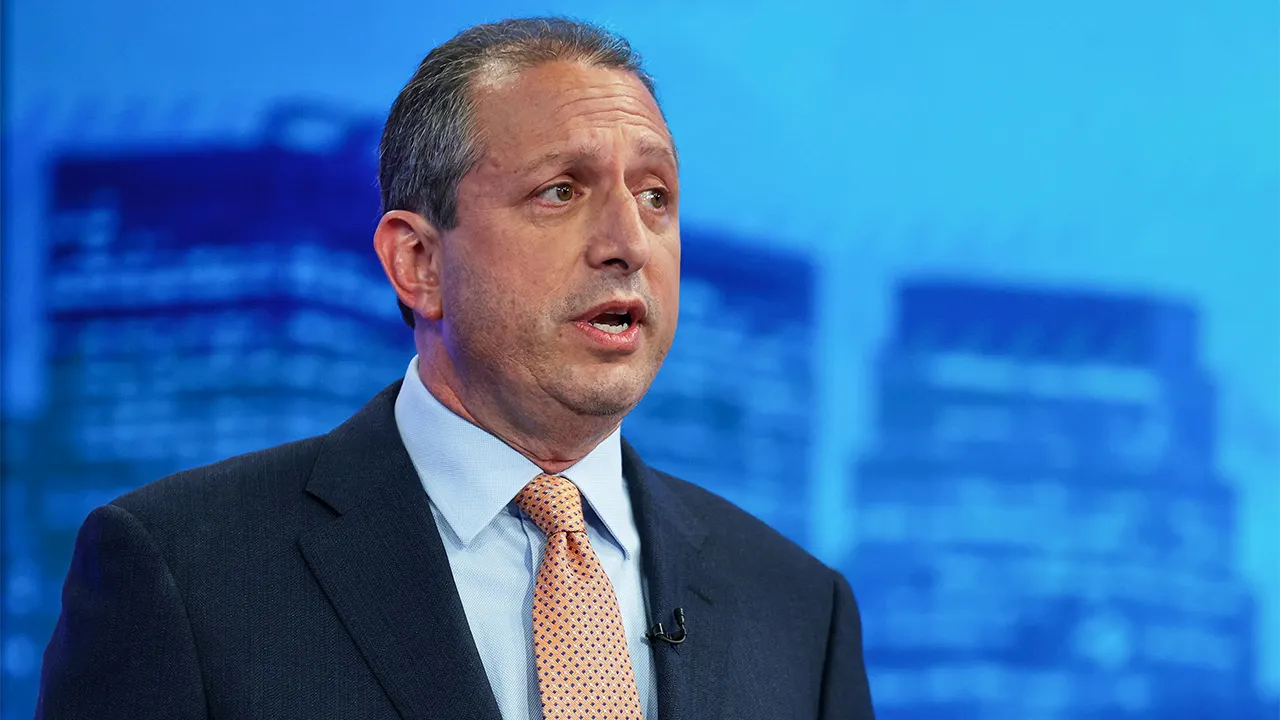 NYC comptroller tries to force way into ICE offices as security locks down federal facility  at george magazine